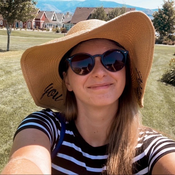 Meet your Posher, Brooke - Picture 1 of 1